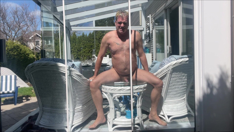 Dom Rod: Fusto patrigno orso nudo prende il sole in veranda 3