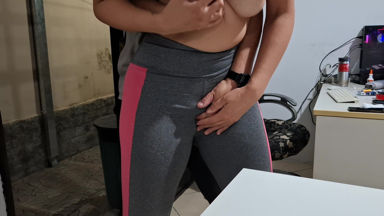 Gabi SweetCouplesStories: पड़ोसी की मदद से मेज पर अपनी ऊंट की में हस्तमैथुन करना