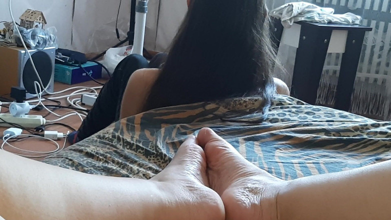 Lesbian-illusion: 我的继妹坐在粉丝边上看书，我背着她撸管 - 女同性恋幻觉