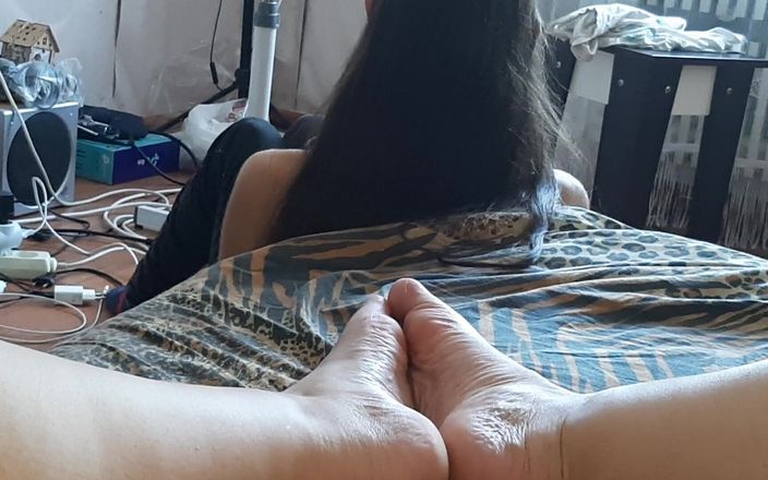 Lesbian-illusion: 義理の妹が扇風機の近くに座って本を読んでいると、私は彼女の背中の後ろで大きなクリトリスをシコります - レズビアンの錯覚