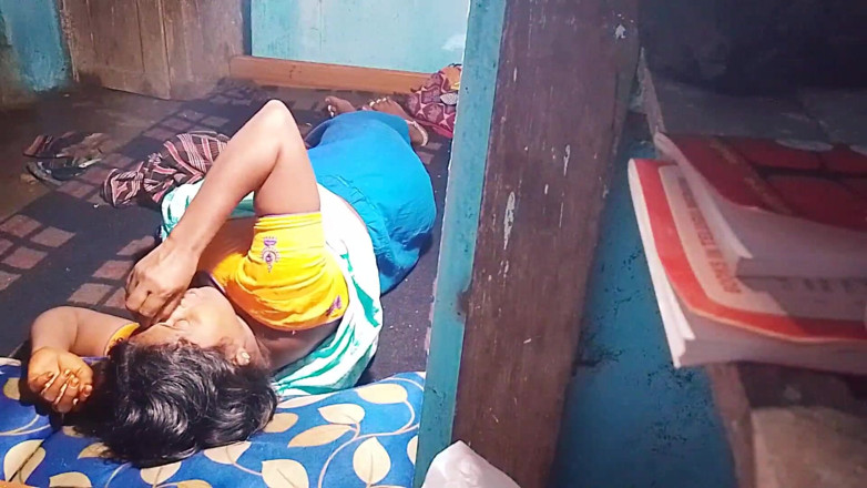 Desi palace: Kali pertama pengalaman seks pembantu rumah desi