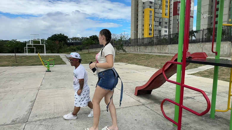 Julianaburning: 我在公园里遇到一个悲伤的女孩，最后用我富有的坚硬鸡巴安慰她