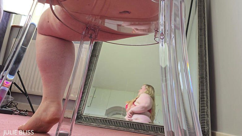 Julie Bliss: Giantess ass krossa din vän
