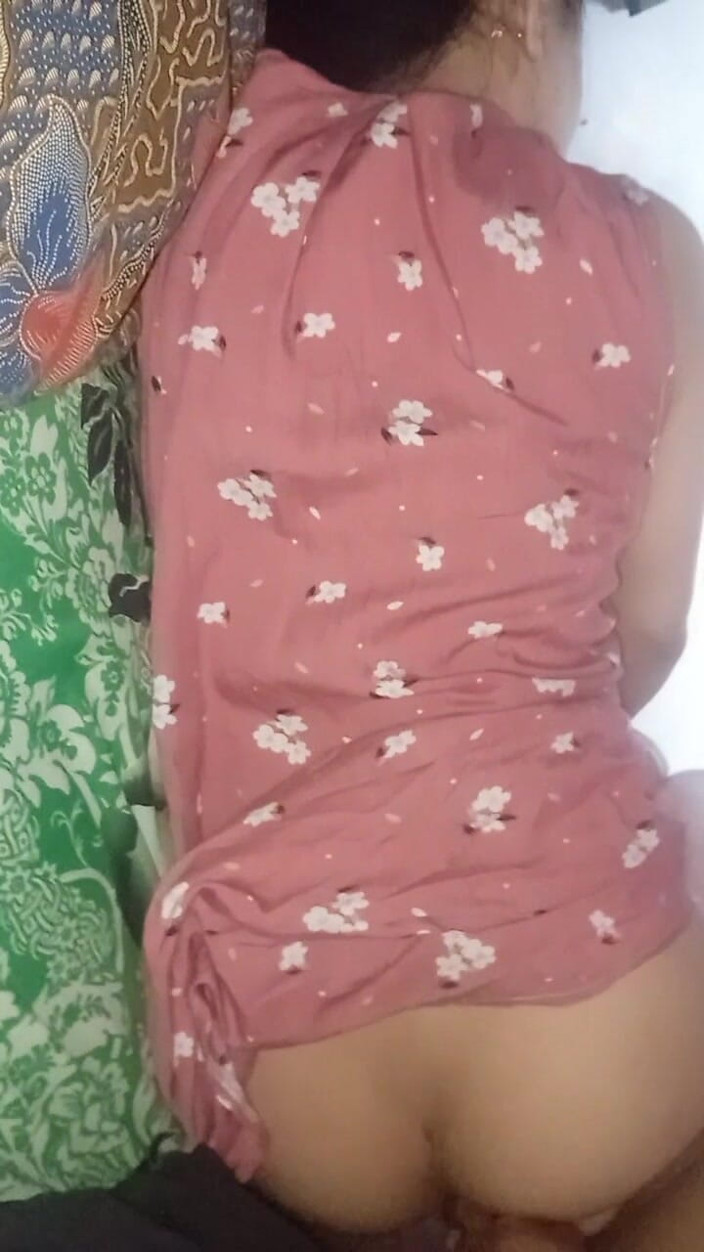 Famly sex: 여전히 열정적 인 안구로 의붓 형제의 보지를 즐기고 있습니다.