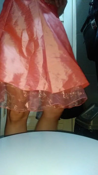 Crossdressing y cum chica satén fiesta mini vestido rosa