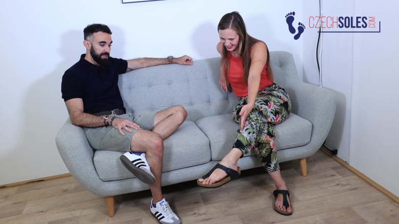 Czech Soles - foot fetish content: Grannens sexiga stinkande fötter fotdyrkan
