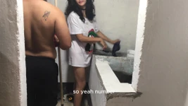 La casalinga è sorpresa quando fa il suo bucato
