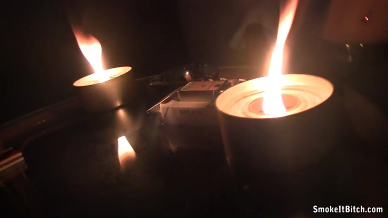 Smoke it bitch: สาวผมทองน่ารักเซ็กซี่หน้าทิ่มสูบบุหรี่อย่างสง่างาม