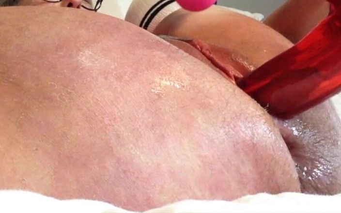 Squirting Senior: 후장 섹스 질싸 밀프와 남편의 근접 촬영 큰 딜도 쇼