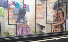 Tetanggaku yang berambut cokelat melihatku menari