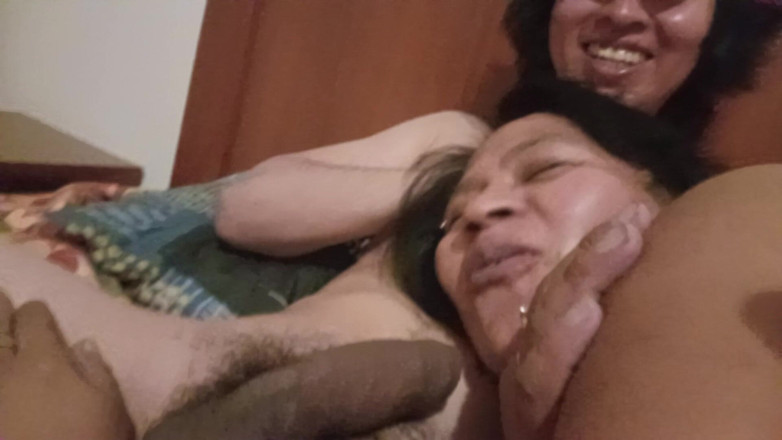 Moo DBOXXX: Lihat gimana aku melemparkan susu panas ke ibu tiriku-, dia...