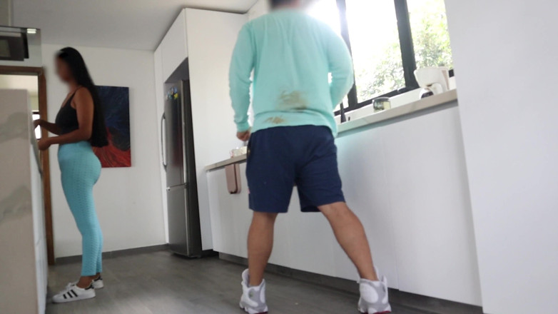Time traveler: Junges zimmermädchen in blauen leggings lässt ihren chef sie gut...