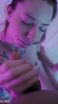 Marianna mars nyepong kontol pov selama pemotretan