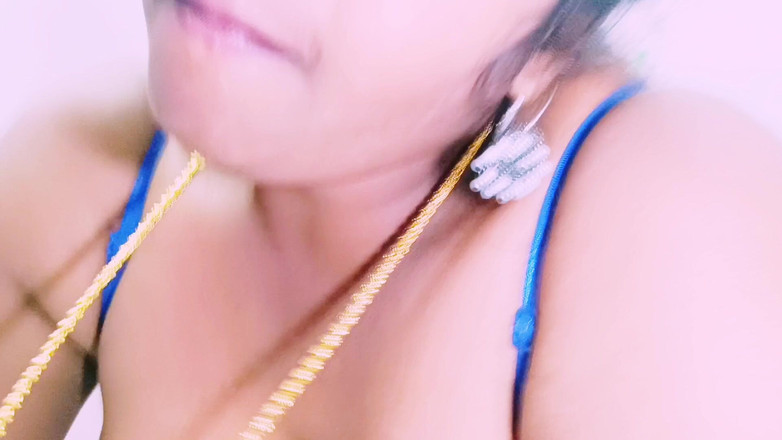 Telugu honey lips: Güzel ev hanımı amcık yalıyor Telugu edepsiz konuşuyor.