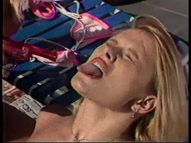 Girl on Girl: Lesbo blonde menjadi miang semasa berjemur dan kongkek