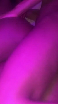 Momento sensuale di ragazza ebano da dietro e da parte
