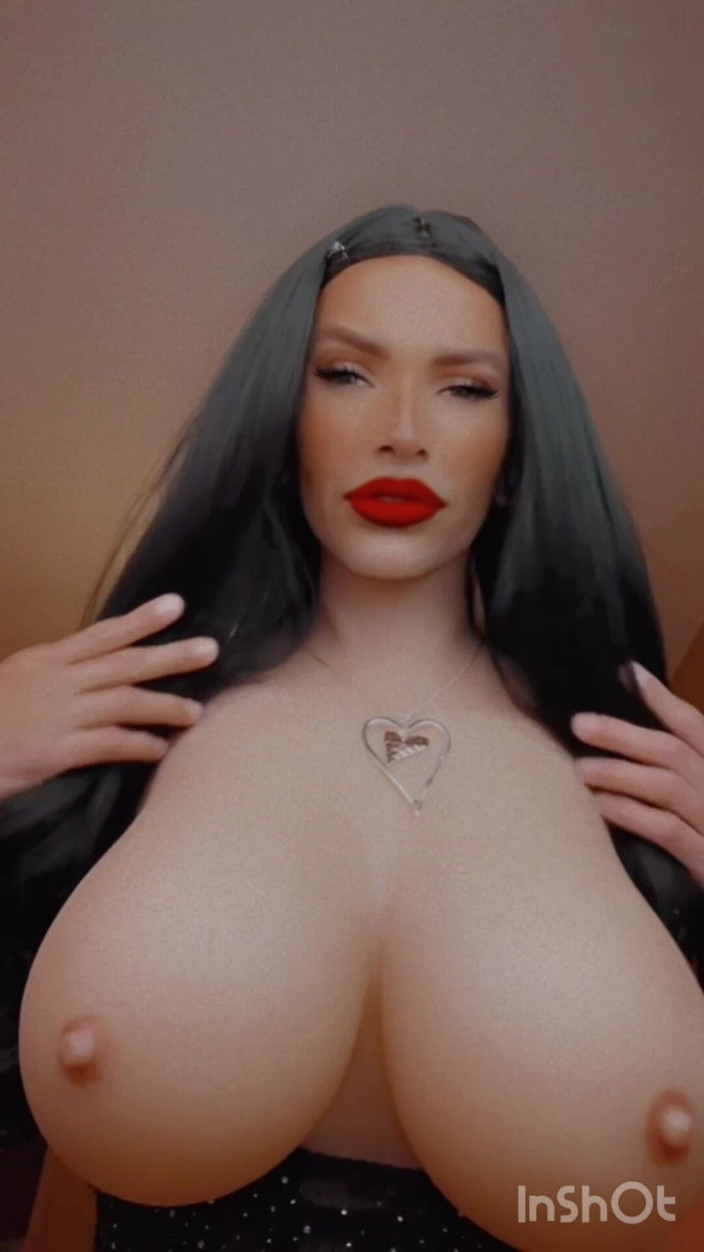 Sissy Slut Brianna: Vrei să-mi vezi rujul peste pula ta?