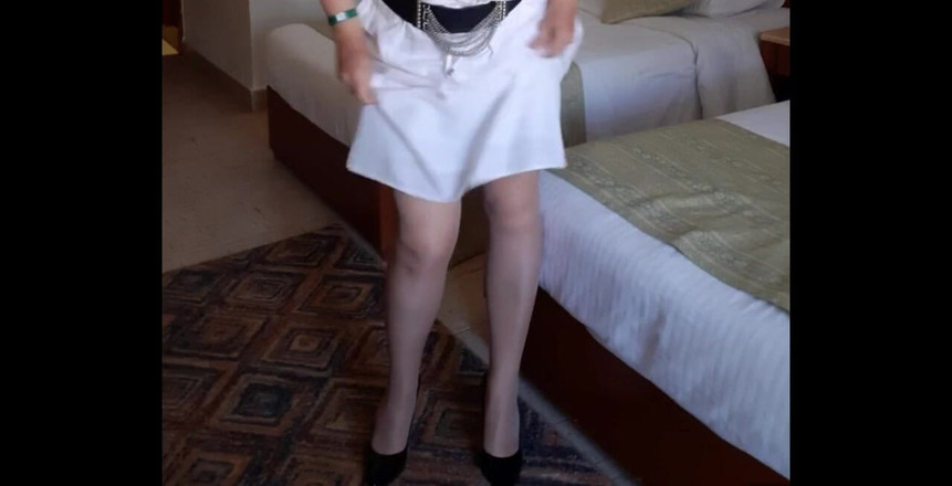 MariaOld: Balla e si toglie continuamente i vestiti