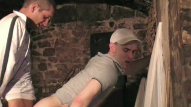 Gaybareback: Ragazzo etero scopato da un ragazzo scally in un seminterrato...