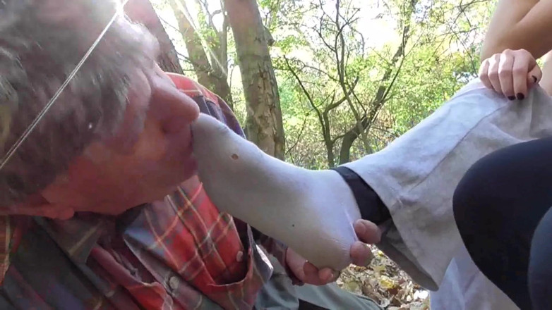 Foot Girls: Old slave must sniff stinky feet