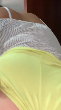 Stiefzus beweegt haar kont op mijn benen en zit op mijn pik Ik ejaculeer heel snel op haar kontgaatje