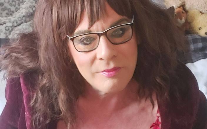 Juniperberi29: लाल रंग पहनी Junper