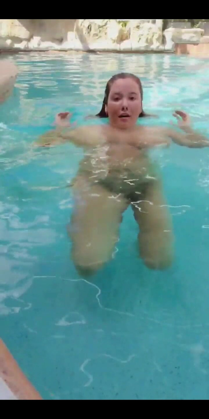 Annabelle Rogers: 수영장에서 알몸으로 수영!