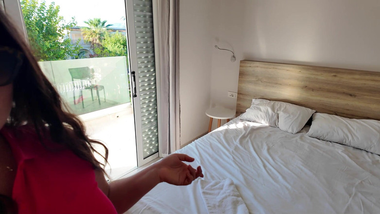 ExpressiaGirl: Seksi üvey annemle aynı otel odasını paylaşmak riskli.