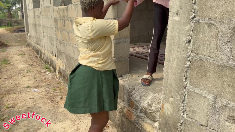 Sweetfuc: 丰满的黑人学生在放学后吮吸她男朋友的鸡巴