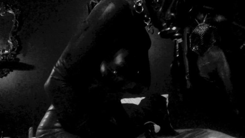 Kali Futa: Masturbation avec une baguette anale en latex