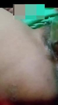 Desi indisches mädchen trug Öl in ihre muschi auf und nahm im Anger das wasser aus ihrer muschi