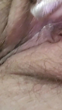 Lagi asik mainin memek sempitku yang berbulu