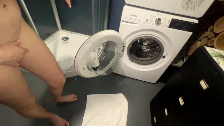 Olivia Westsun: Dikunci di bilik mandi: abang tiri mengongkek saya secara rahsia