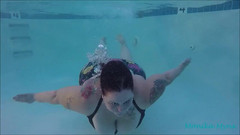 BBW Pleasures: Cewek super semok lagi berenang (pemandangan bawah air)