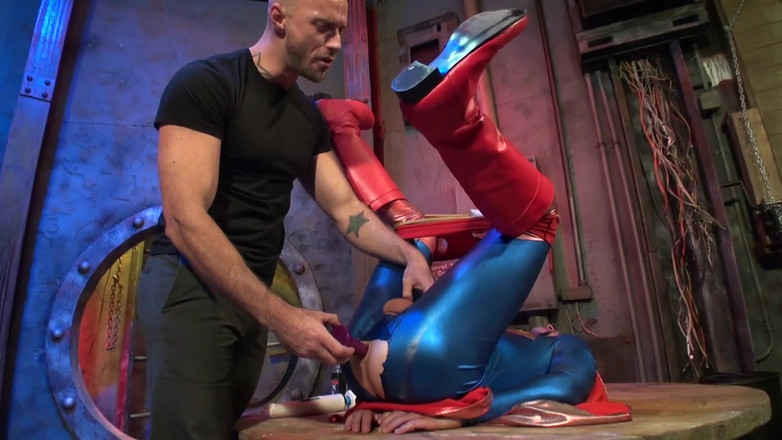 ManUpFilms: スーパーボーイが首輪をつけられる