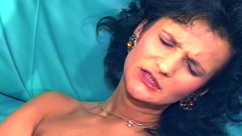 NAUGHTYPOLSKA: Zralá brunetka kotě prsty a robertky její kapající kundička Divoce