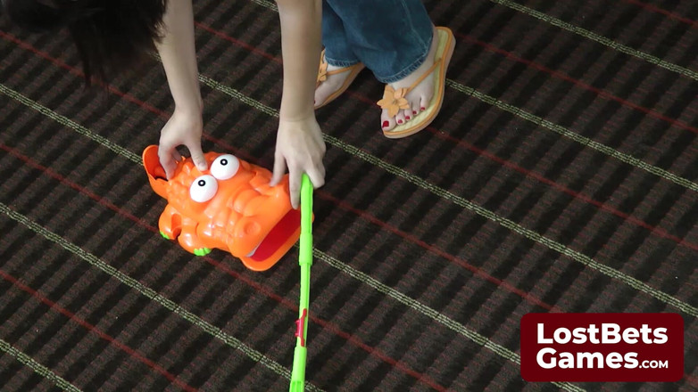 Lost Bets Games: Strip Croc 'n' ballen miniatuur golf met een ondeugende twist