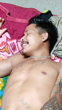 インドの3P彼は大学の男の子で、初めてやるので恥ずかしがり屋です