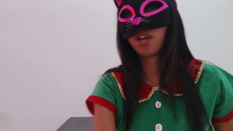 Martin13: Брюнетка носить свій різдвяний костюм і сексуальні моделі, показуючи свої сідниці та піхву