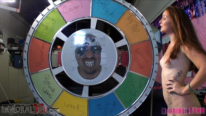 Immoral Live: Emily Eve harus melakukan apa pun yang dia inginkan