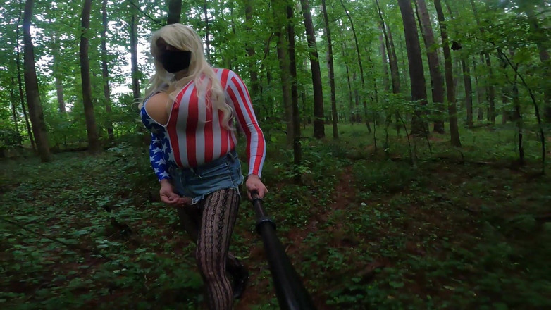 Jon Screcrow: 4 de julho Gigante Fake Tits Crossdresser em Daisy Dukes...