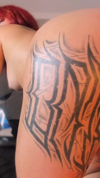 Latina Mueve Su Culo Tatuado
