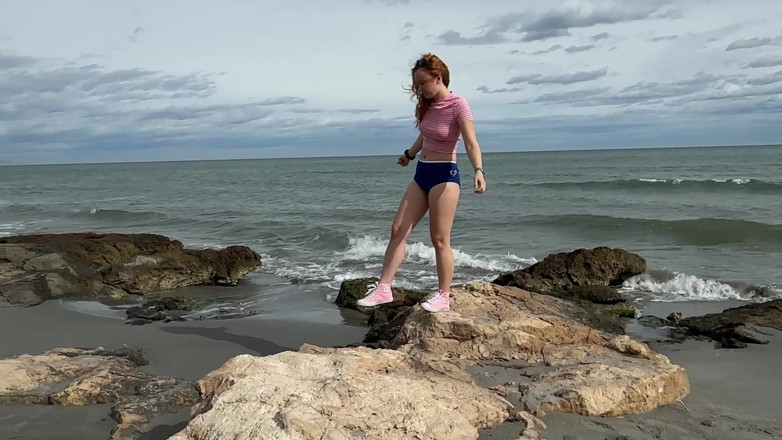 Sheryl X Sinclair: Gode di sabbia scura e playa, raccolta di conchiglie