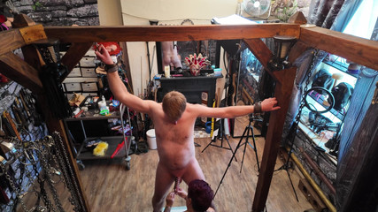 The Izars: Paní Izar & Latex Bubble v žaláři část 2