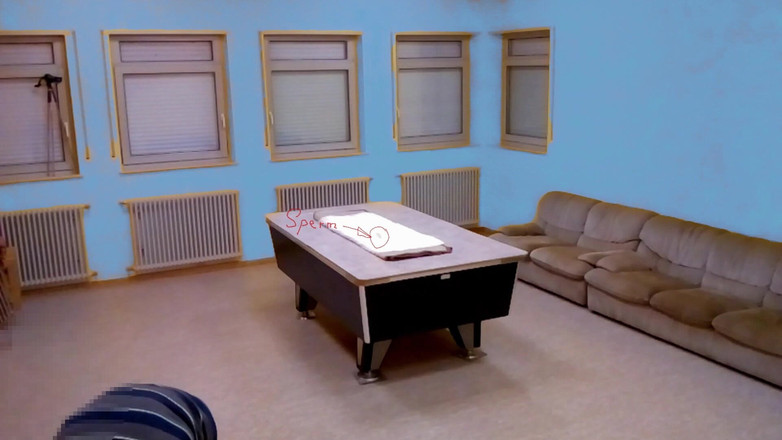 Mark Hannes: Masturbazione a tavola nuda con la gobba