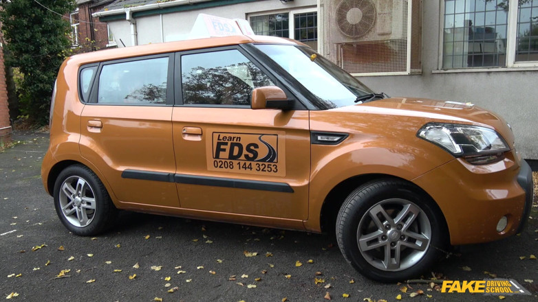Fake Driving School: โรงเรียนสอนขับรถปลอม - Ella Hughes ผมแดงคนสวยขอผู้ตรวจโอกาสในวิดีโอเย็ดฮาร์ดคอร์