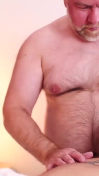 BEARFILMS - トニー・リバーズは69後にパパの男の英語で打たれた