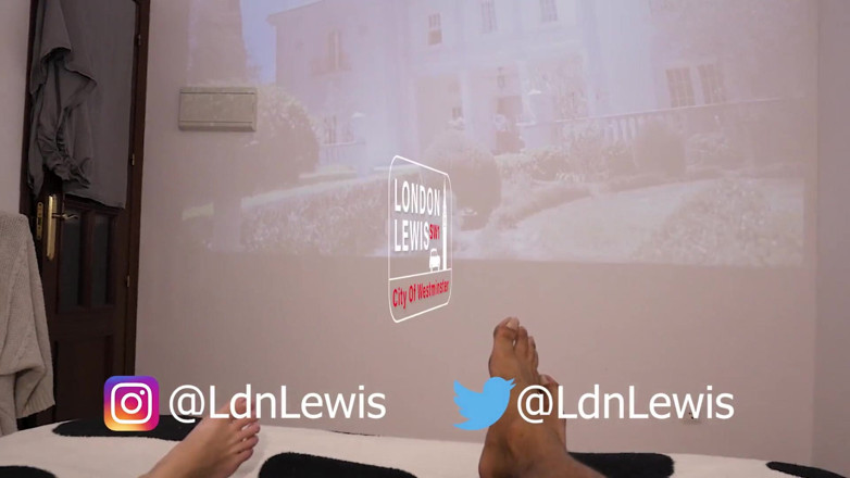 LondonLewis: İç çamaşırlı seksi üvey kız kardeş üvey erkek kardeşine elle muamele ve sakso çekiyor