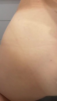 Ma voisine vient dans ma salle de bain. Sexe en levrette et branlette jusqu’à l’éjaculation