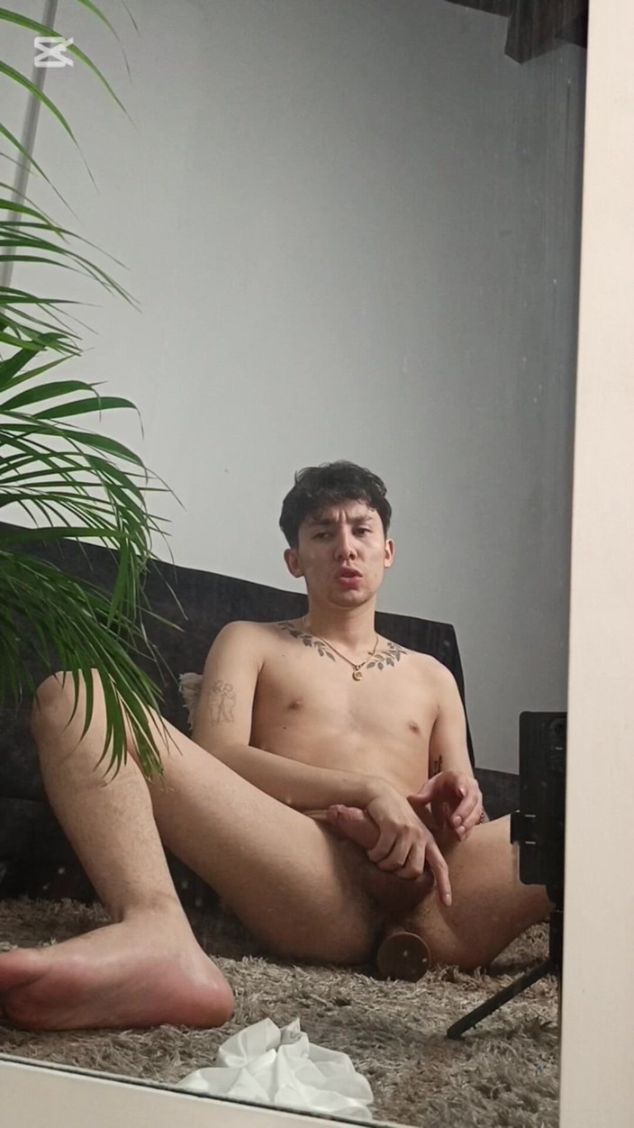 charlessteel: Twink meniduri pantatnya dengan dildo besar dan menggoyangkan zakarnya yang...